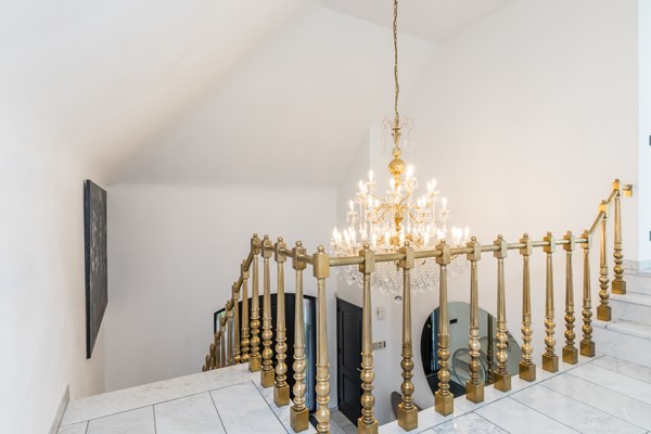 Foto - Te koop: Op een schitterende en rustige locatie in de geliefde villawijk "Moltbos" staat deze stijlvolle, vrijstaande villa met een uitzonderlijk royaal woonoppervlak.